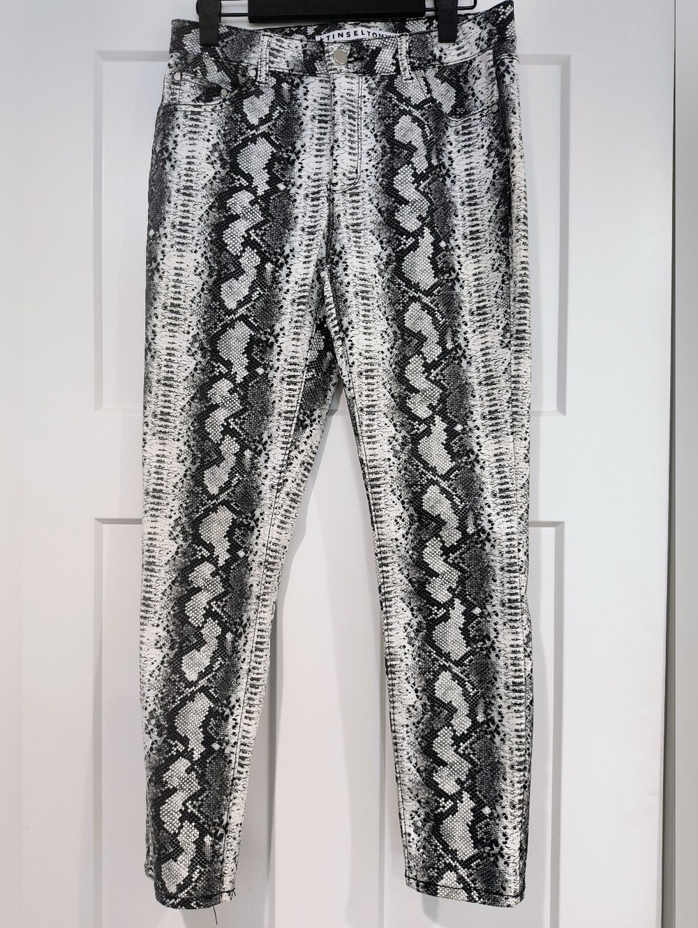 Tinseltown Junior Grey Snake Print Leggings. Size 9